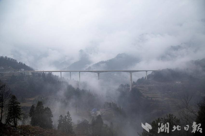 巴东：雾锁山峦 天路入画