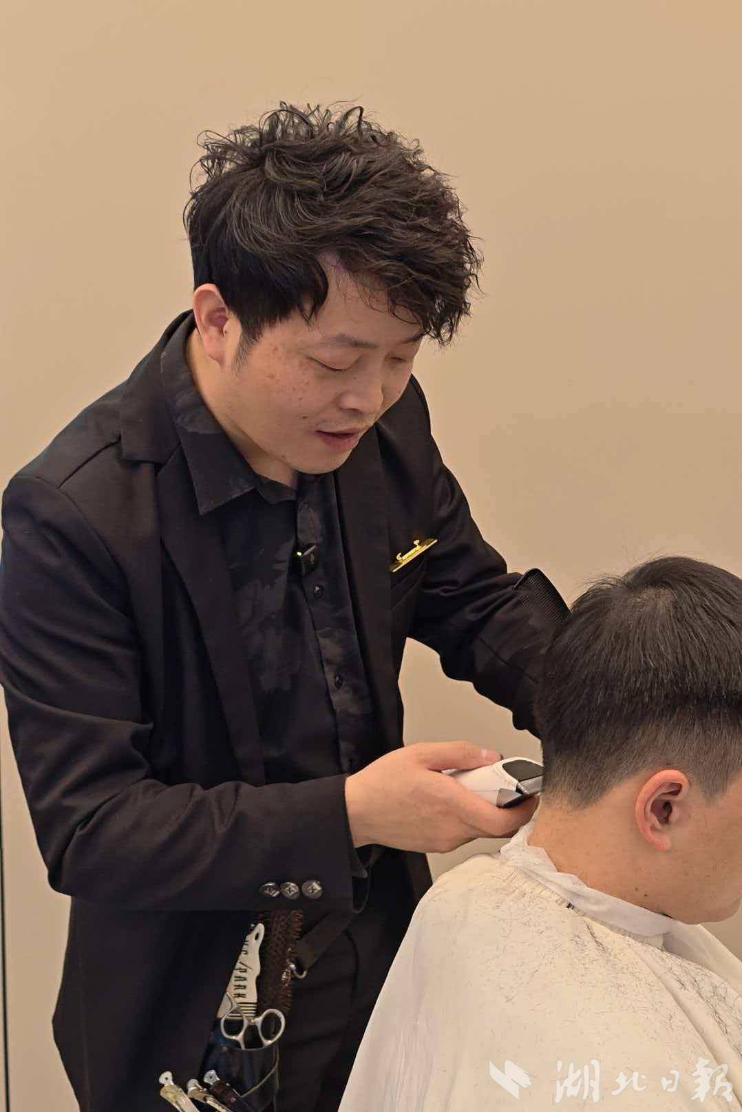 新春走基层·走近最忙手艺人｜理发师陈灿：千推万剪理顺一年好心情