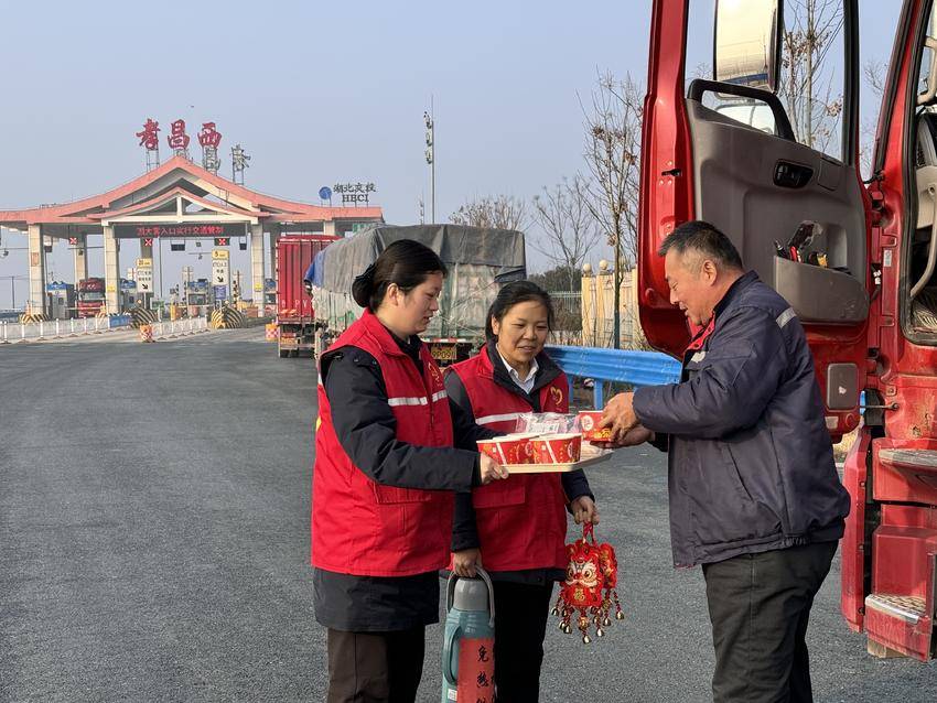 孝昌：雾锁高速路 温情护归途