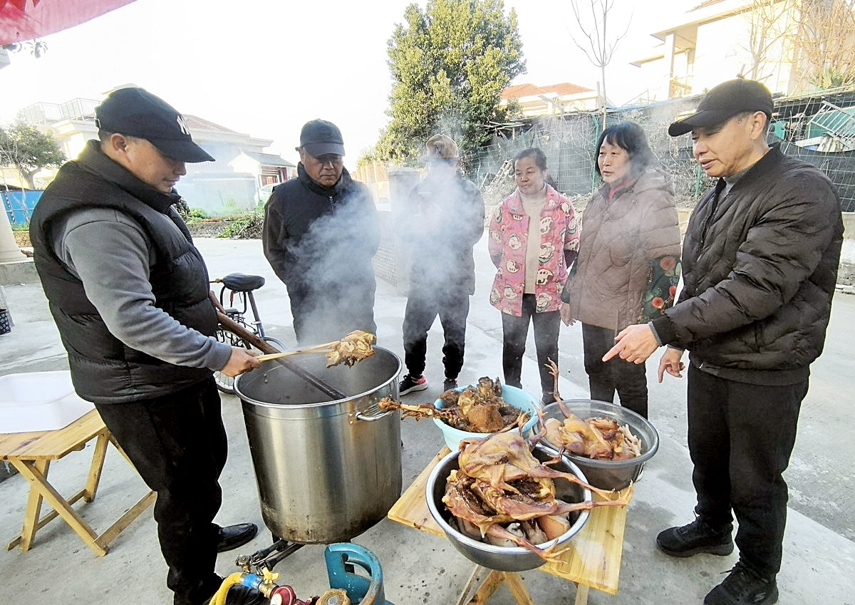  热心居民连续三天 帮街坊卤菜过年 “分文不取，只收大家微笑”