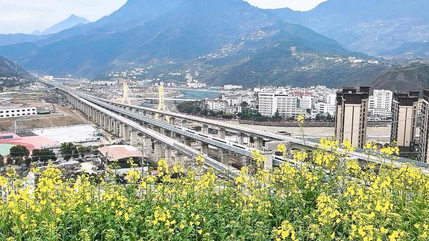 寻美兴山：高铁沐春风