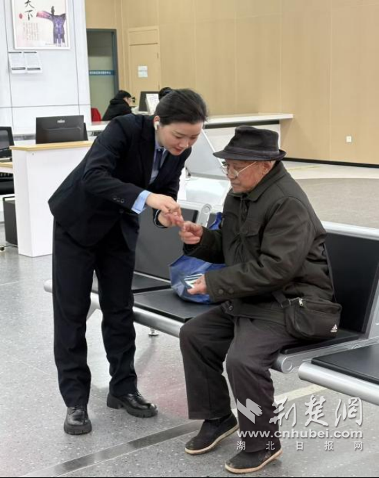 荆门市漳河新区政务大厅：适老化服务“零距离”，银发办事“更舒心”