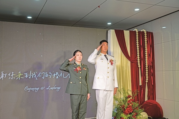  婚礼延期爱未缺席，立功喜报当作新婚贺礼 这场迟到的戎装婚礼感动全场