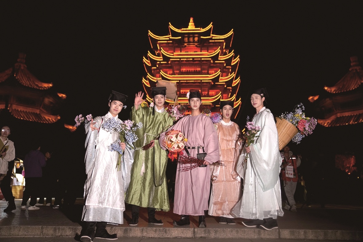 日游名楼 夜赏光影 黄鹤楼樱花季活动启幕