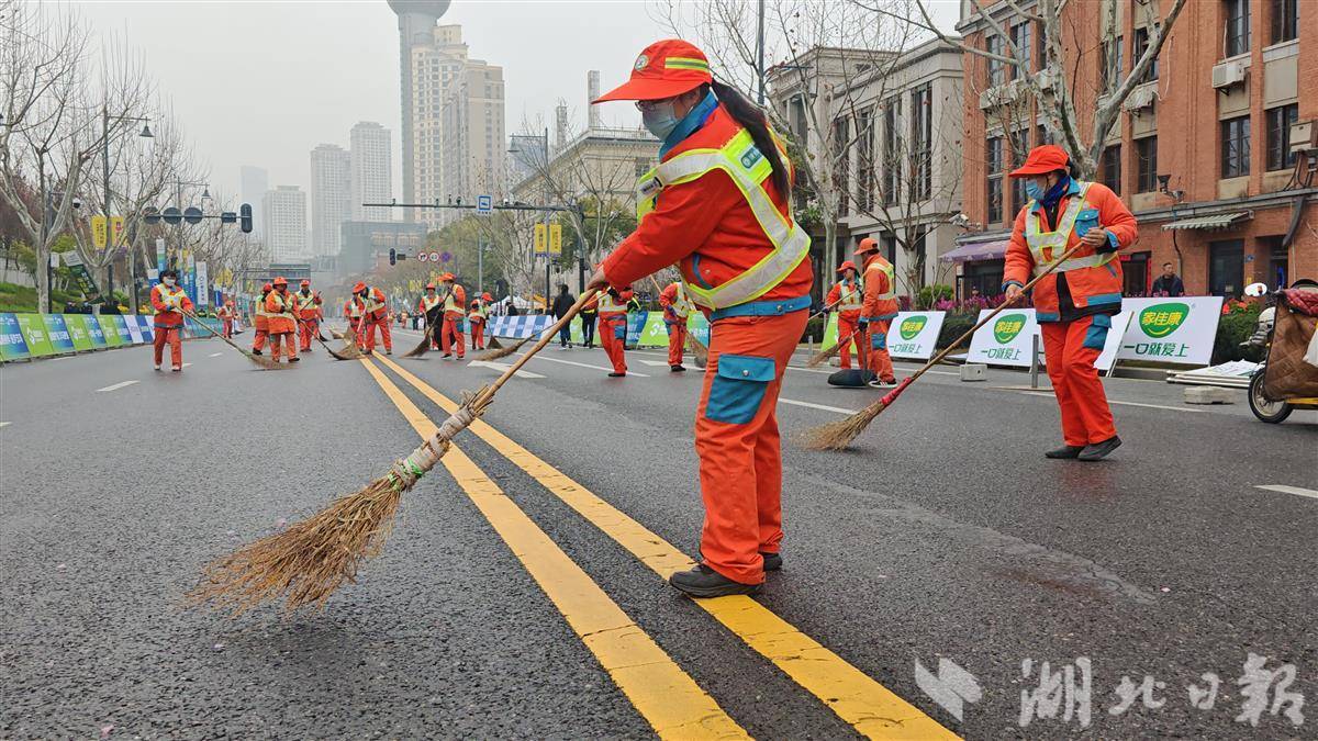 汉马赛中“伴随式”保洁5600余名环卫人员跑出“清场加速度”(图1)