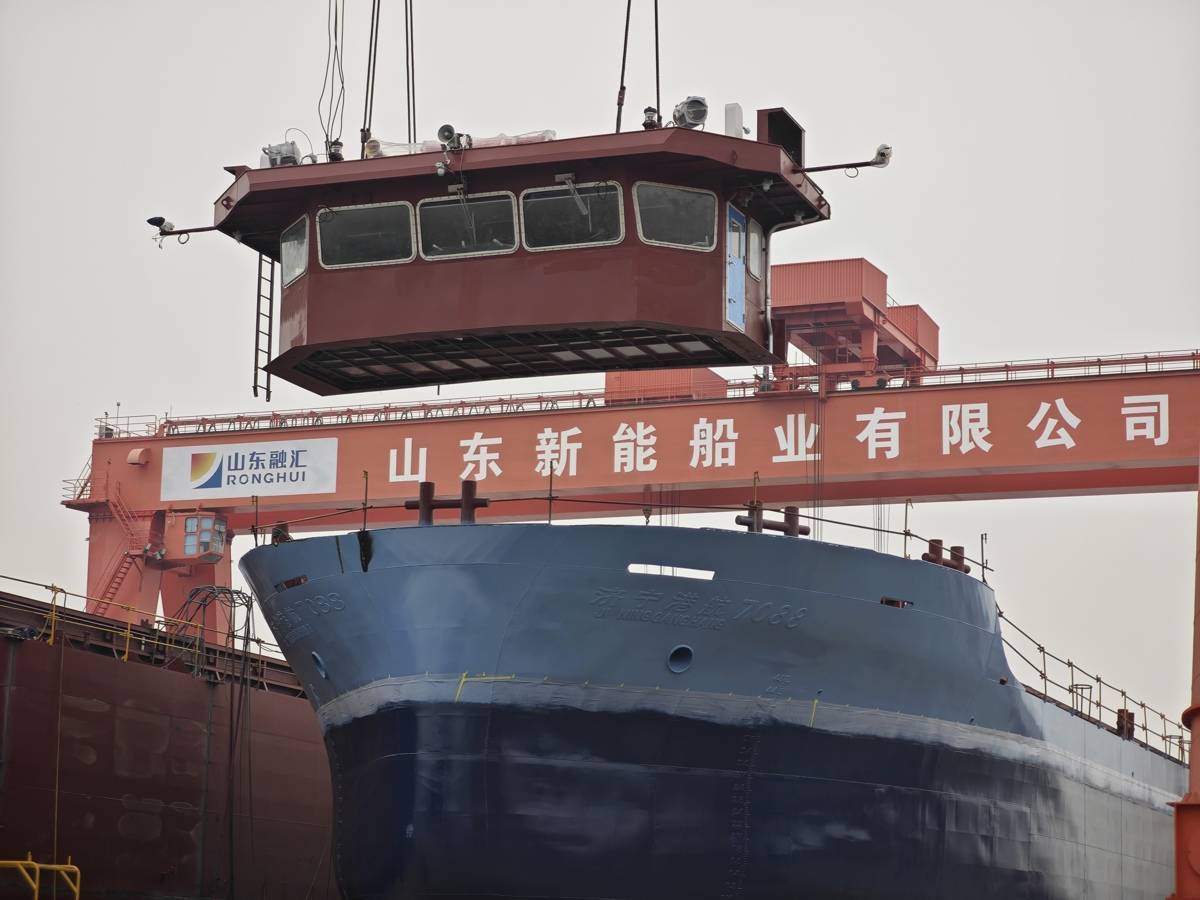 像开新能源车一样驾驶船舶， “湖北造”国内首台智慧驾驶舱吊装落位