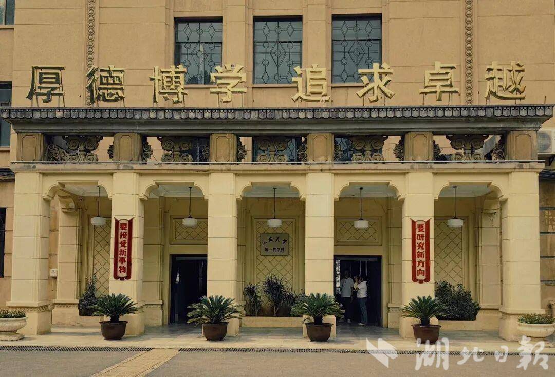 《纯真年代的爱情》同款校园在此！武汉理工的浪漫藏不住了