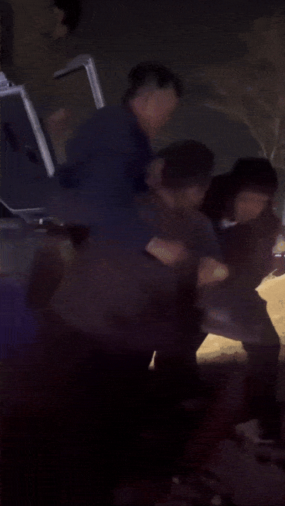 “别慌，我是警察！”车祸现场他冲上去救人的样子真帅