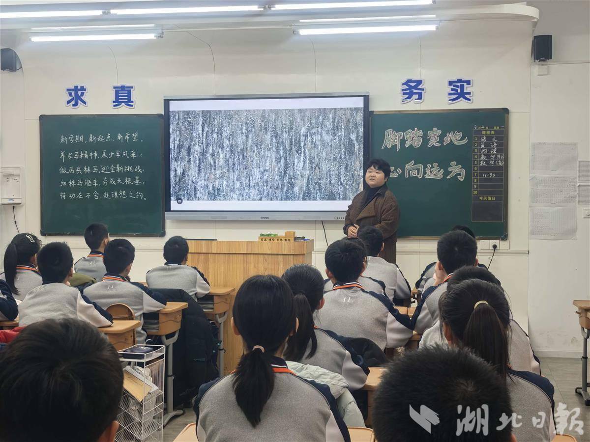 英语老师“手搓”AI神器：学生寒假狂读百篇好文，作文批改提速80%