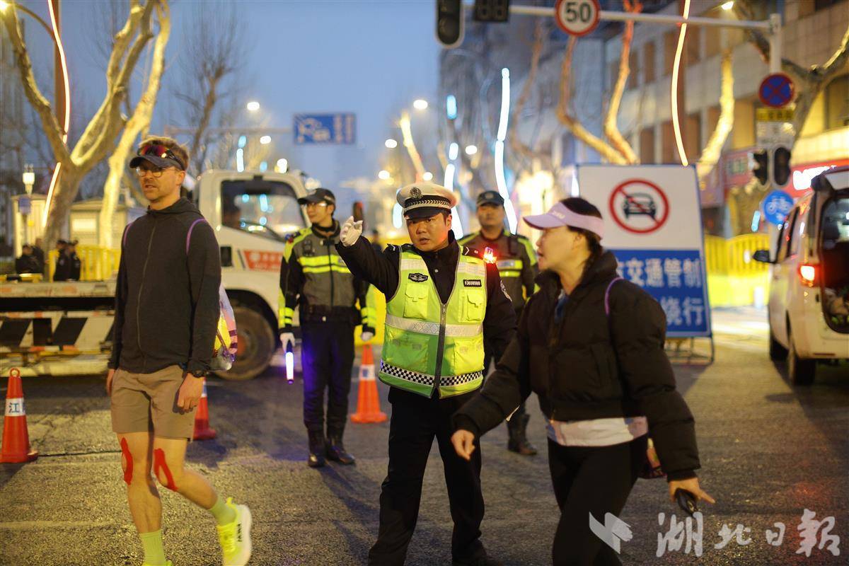 “水陆空轨”齐上阵护航汉马精彩(图5)