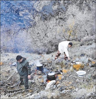  独库高速开工前，有一群人已在崇山峻岭间踏勘8年