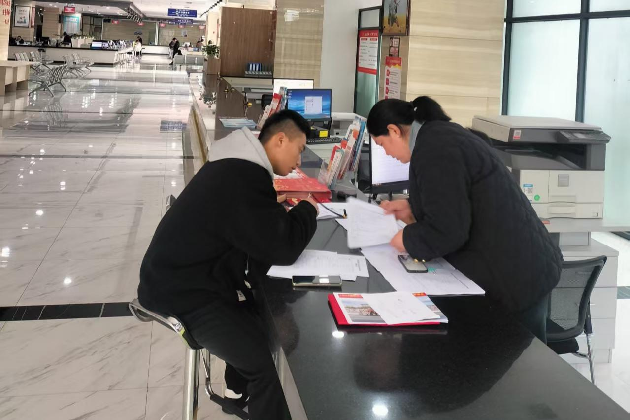 十堰市张湾区：“潮汐窗口”涌温情，高效办结报到手续