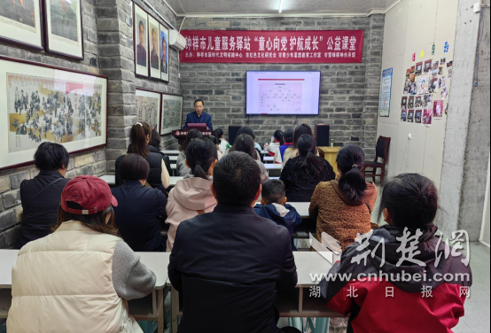 钟祥市：一针一线绣党旗 红色故事润童心