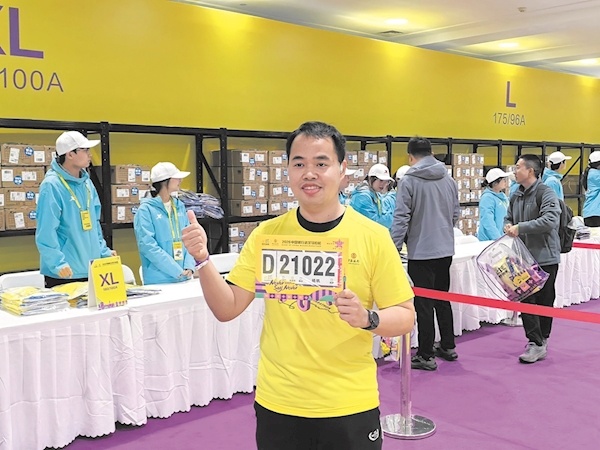  2026武汉马拉松参赛选手报到领物 “第一名”来自武汉江岸区