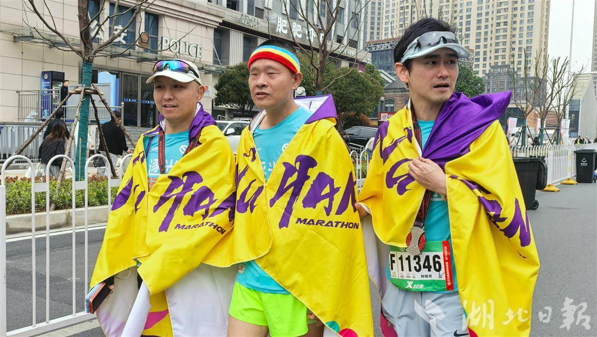  4名陪跑志愿者组成“防护圈”  全盲跑者王飞完赛半程汉马