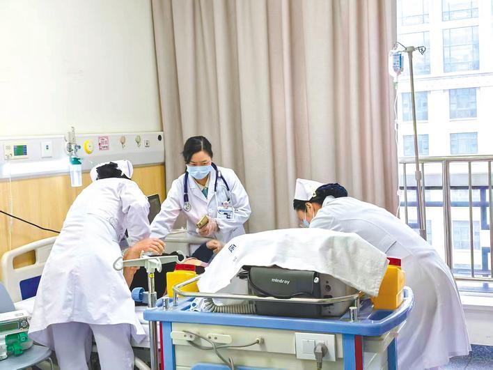 2万次从死神手里抢回生命 “中国好医生”刘玉梅收到的锦旗挂满4条走廊