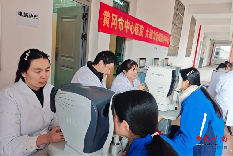 黄冈市中心医院“五健”促进行动首站走进启黄中学