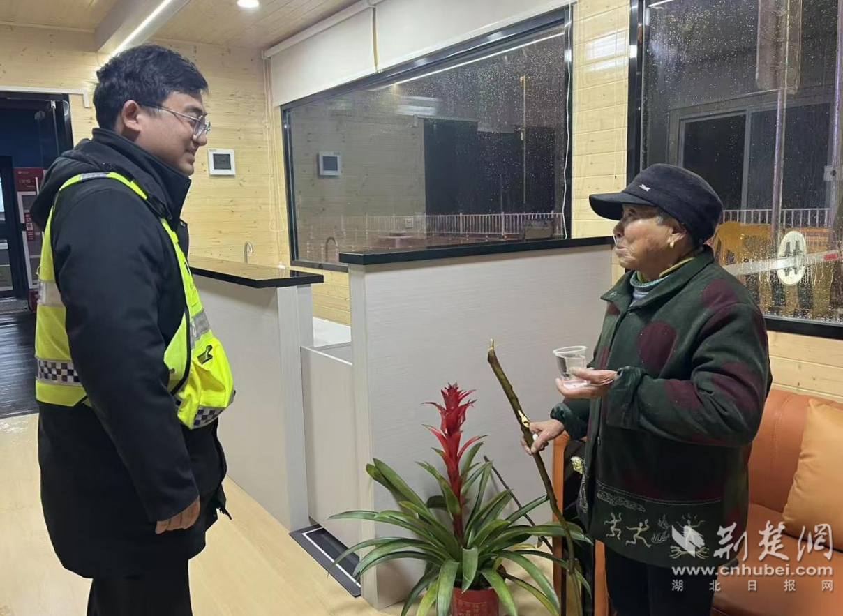 七旬老人误入高速 收费站暖心助其归家