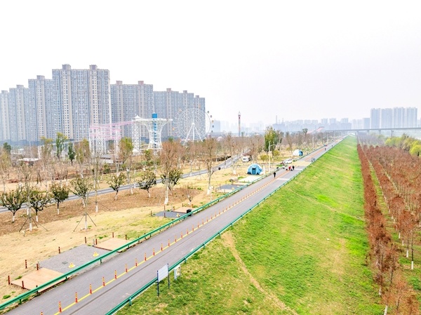  东西湖百公里堤顶道路贯通