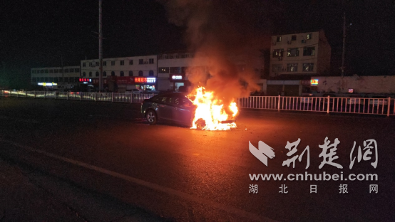 车辆行驶中突发火情 荆门消防快速处置