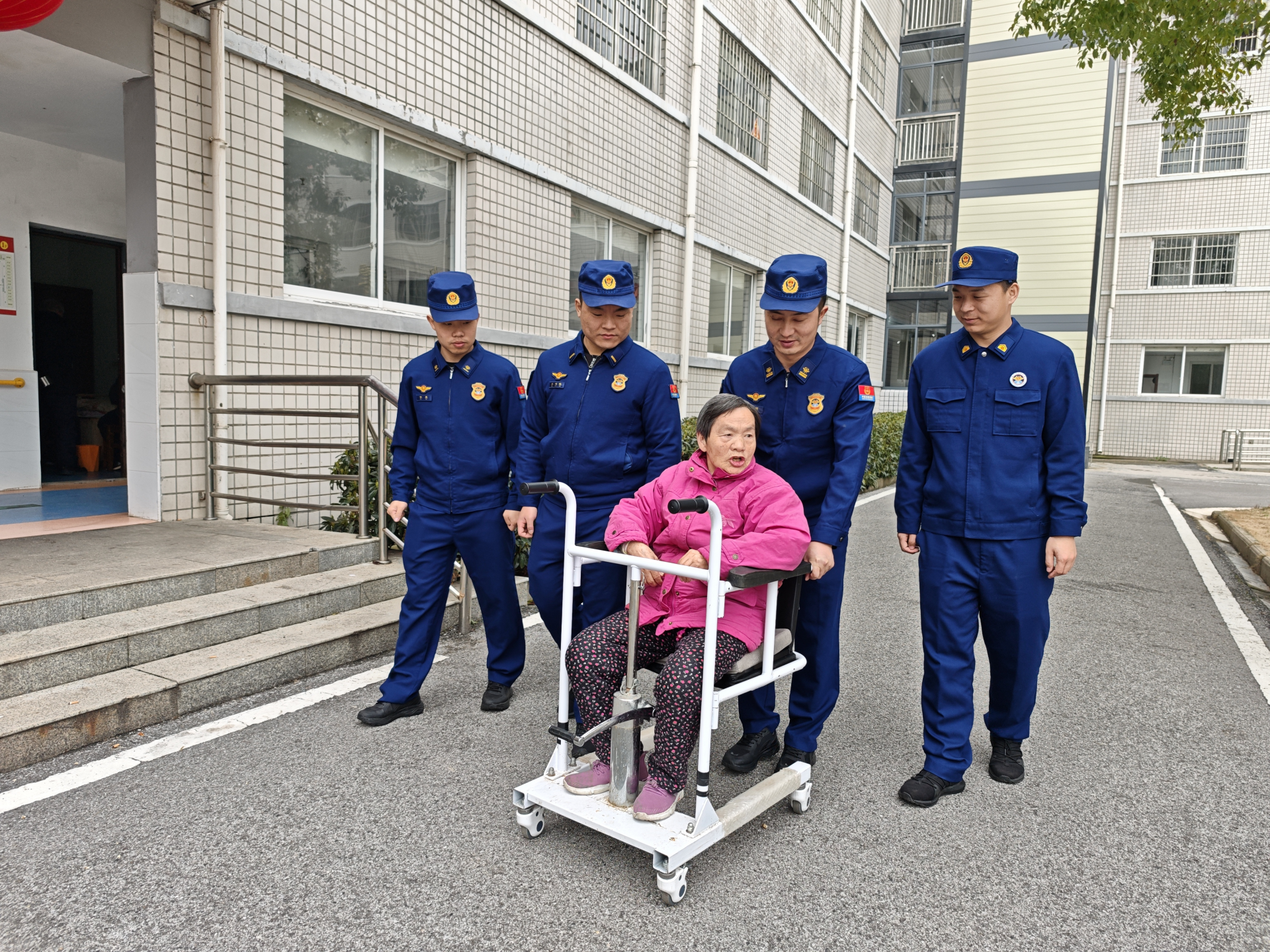 洪湖消防开展学雷锋志愿服务守护老年群体平安