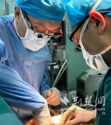左主干堵成“一线天”致老人心梗休克！多学科接力搭建“生命通道”