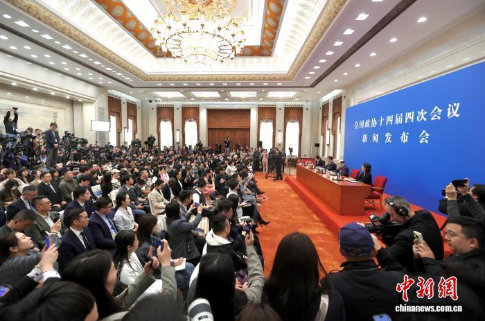 （全国两会）两会首场发布会传递信心 外媒指“中国定目标挑战自己”