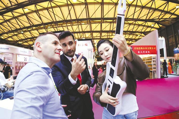 汉产智能吉他让“小白”秒变弹唱达人 还未量产即已收获海内外订单超10万台
