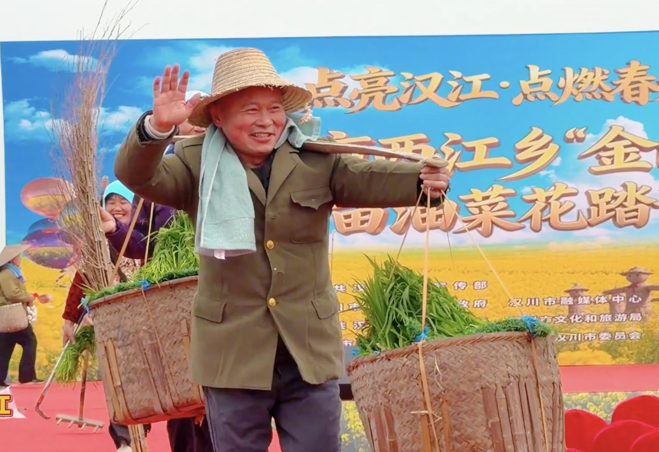 万亩油菜花开! 乡亲们手捧特产走 T 台  把家乡好物和春天一起秀出来