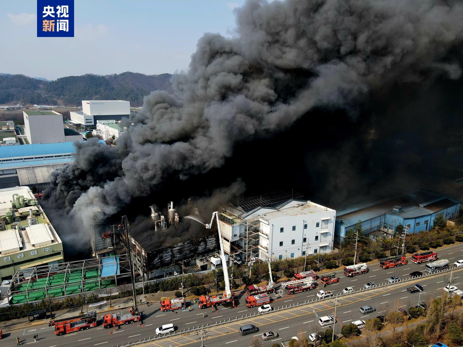 韩国一家汽车零部件制造工厂发生火灾，已致50伤