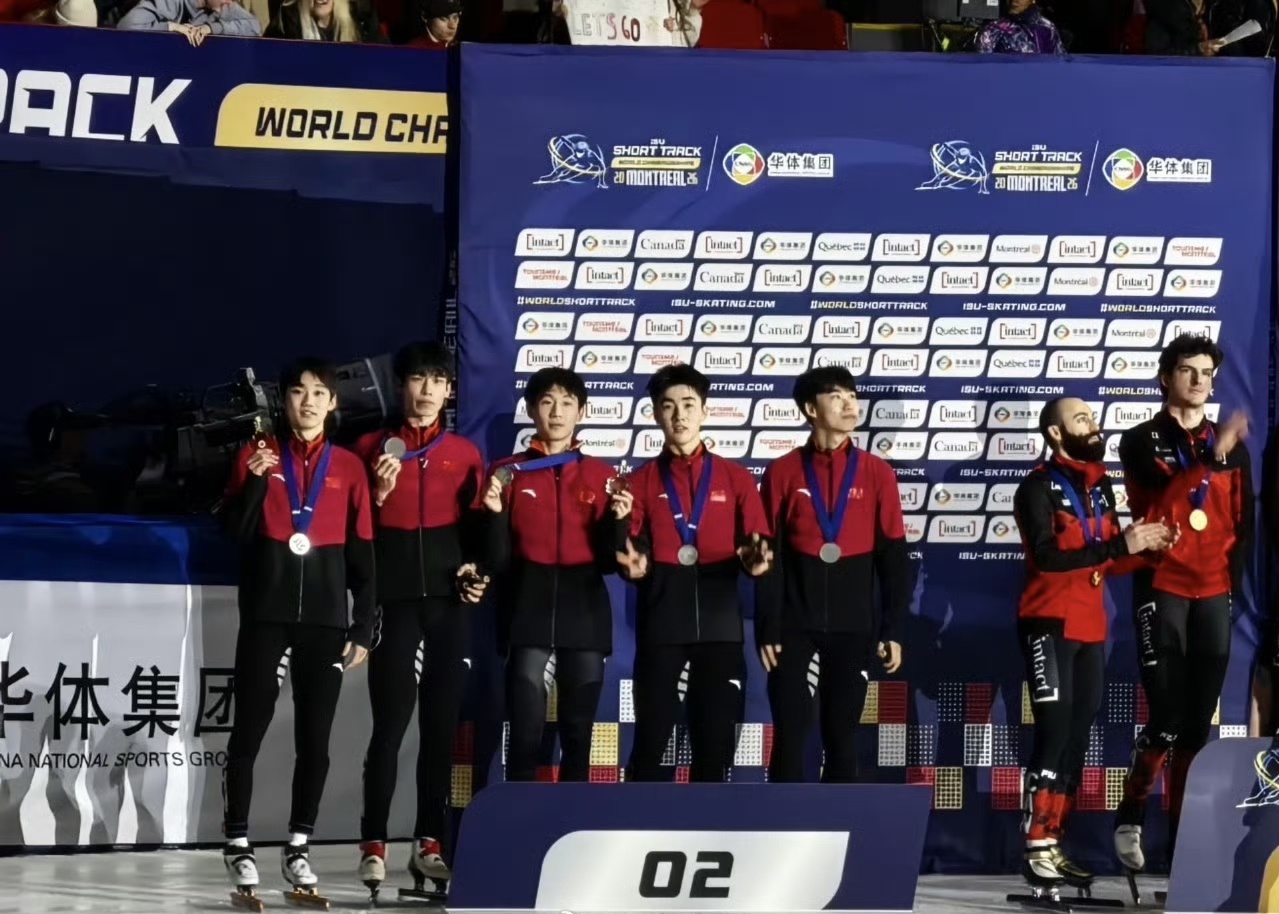  中国男队短道世锦赛5000米接力摘银