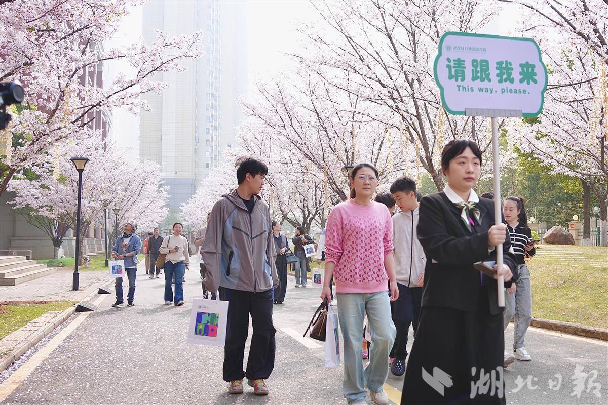 升学成果亮眼，经外国际开放日吸引武汉及周边家庭到访
