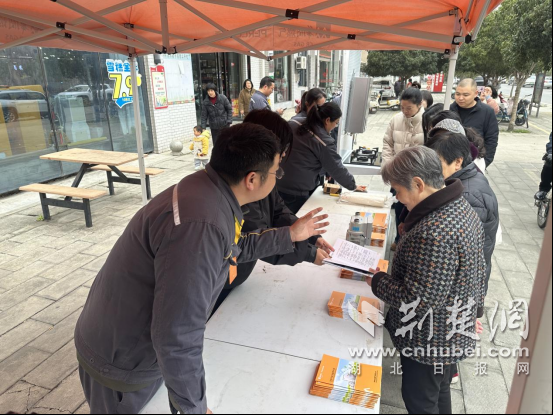  钟祥华润燃气联合文峰社区开展学雷锋志愿服务活动