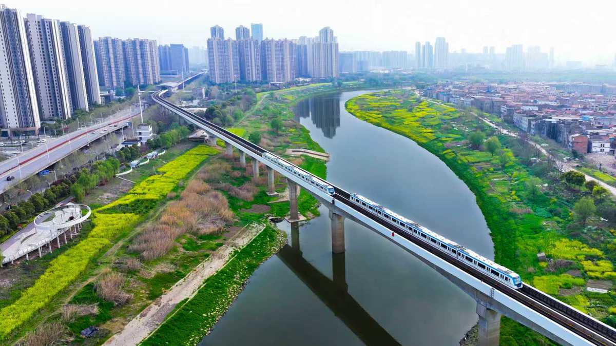 地铁穿城过，满城皆繁花