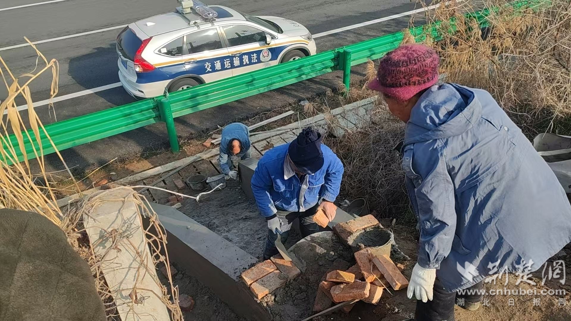 武大高速村民私挖排水沟 湖北高速路政依法叫停