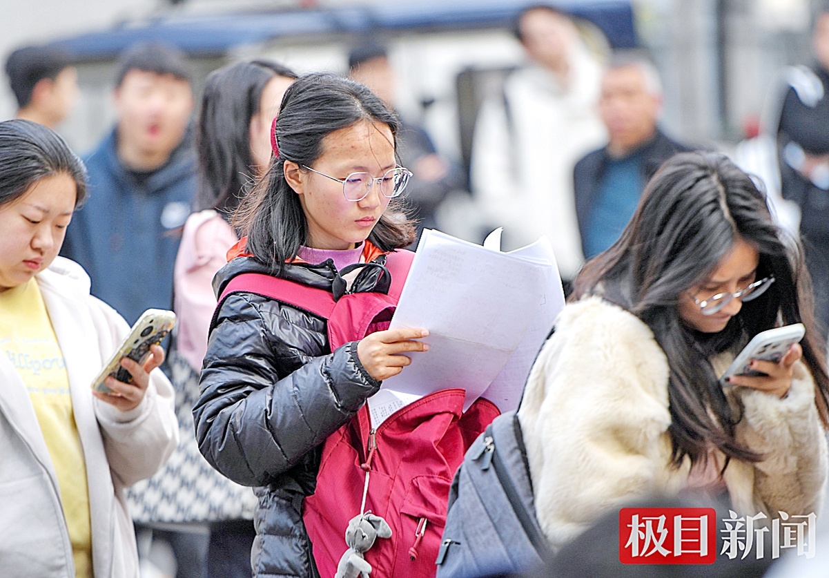 湖北“省考”开考  人形机器人等入题 今年招录8027人  年龄最高放宽至43岁