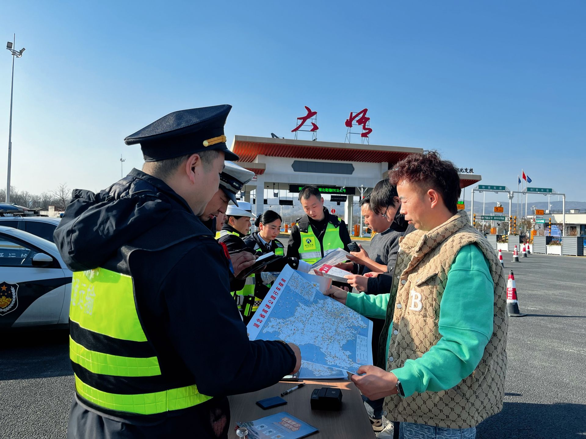  大悟收费站联动路警企开展安全宣传活动