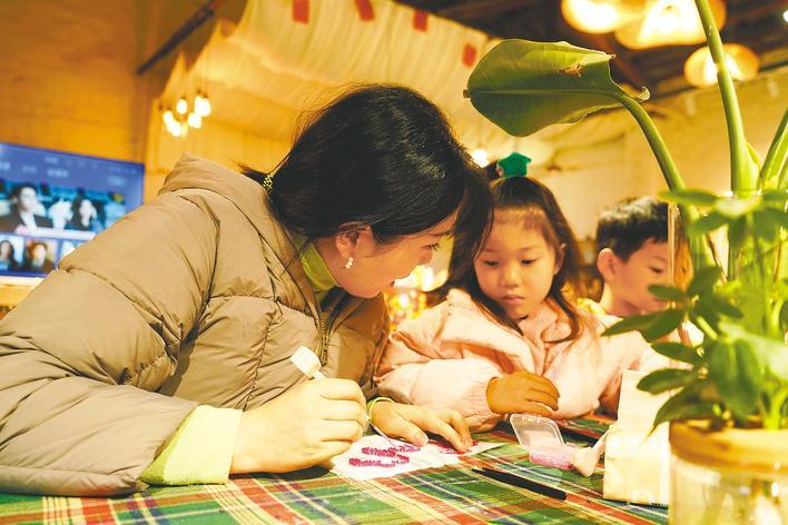 塑料小豆成解压新宠手作店节假日一座难求  年轻人拼豆，拼出“爱你老己”的好情绪