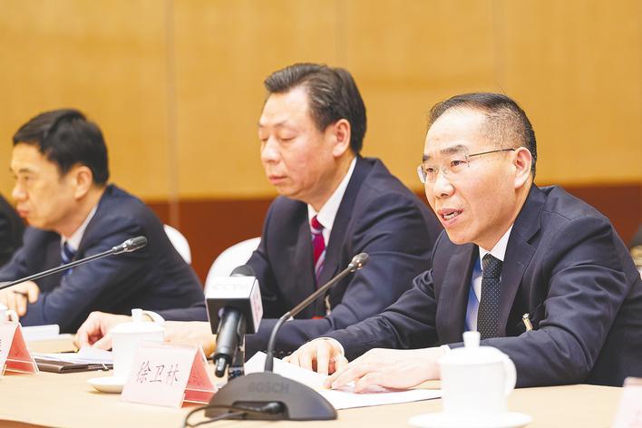  全国人大代表、中国工程院院士、武汉纺织大学党委书记徐卫林 将石头“拉丝”    做出特种消防服