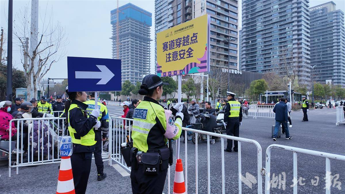 “水陆空轨”齐上阵护航汉马精彩(图3)