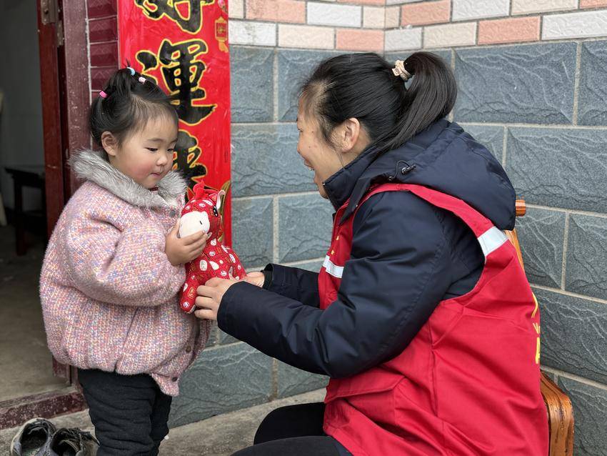 孝昌：学雷锋践初心 真情暖童心