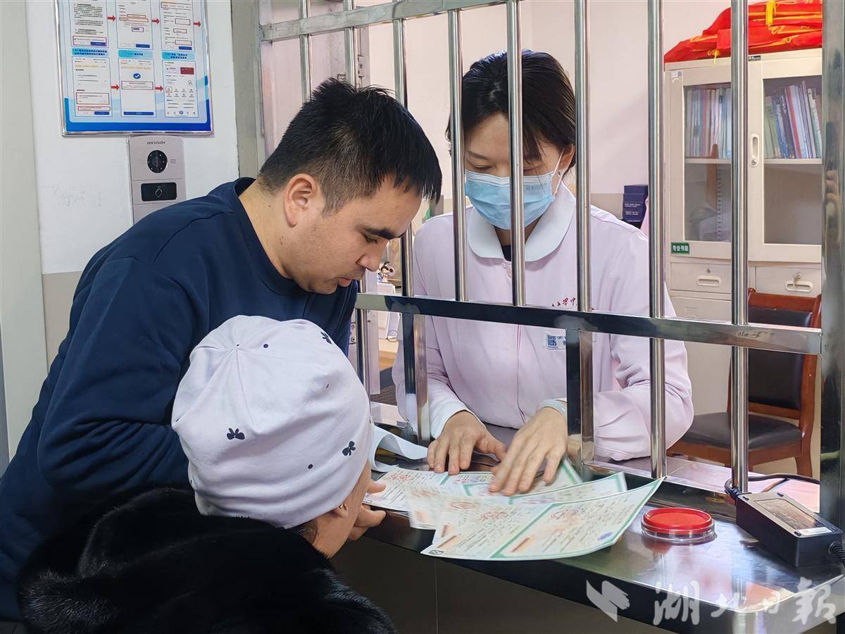 新疆五胞胎产妇出院啦，孩子们的名字写到了出生证上！