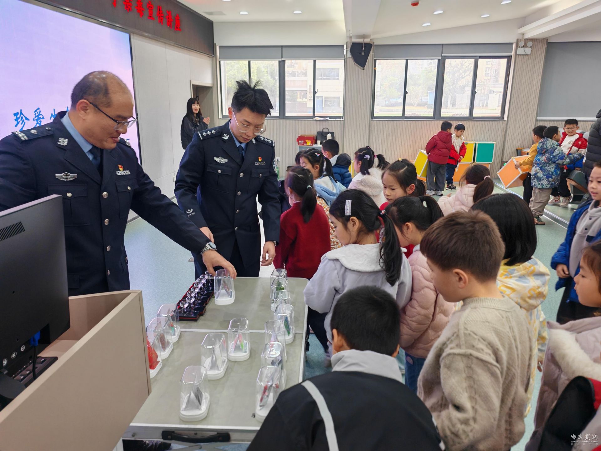 VR体验、禁毒文创、模型展示  武汉市司法局第二强戒所走进西大街小学开展禁毒宣传活动