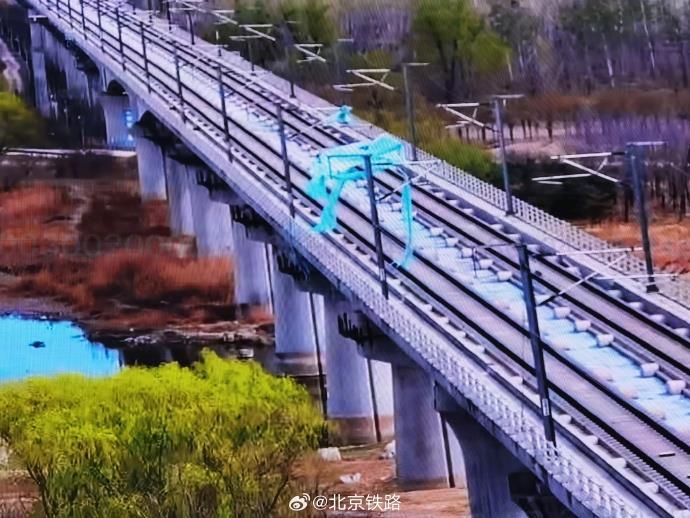 京广高铁接触网挂异物致部分列车晚点 经处置运输秩序已恢复