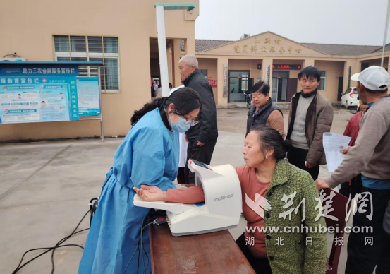 沙洋县毛李镇卫生院为老年人上门送“健康礼包”