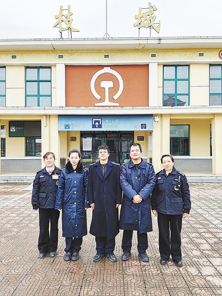 5名工作人员守望7趟绿皮车 长江边有座“文物”火车站