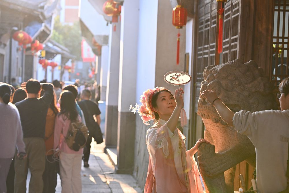 国潮热，绘就人文经济新诗篇
