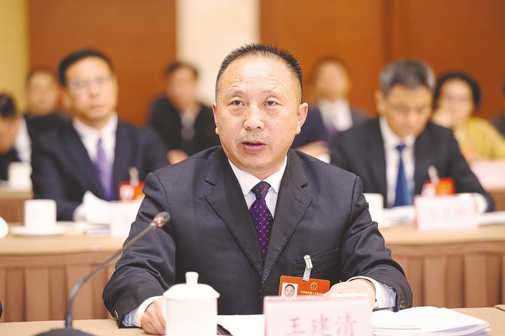  全国人大代表，东风商用车有限公司整车工厂总装检测车间“王涛班”班长、首席技能师王建清 岚图将成央国企高端新能源汽车第一股