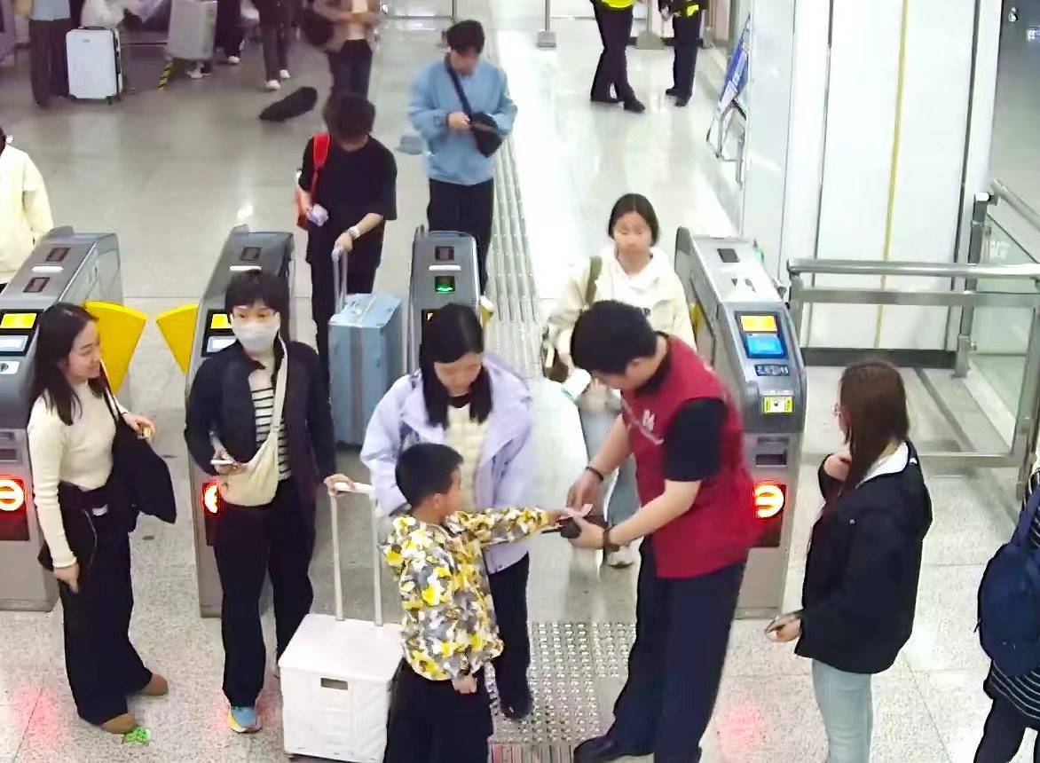 面对散落一地的百元现金，武汉地铁站内这个小男孩让人暖心