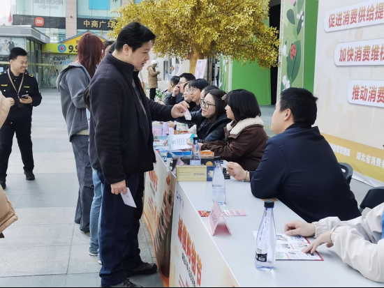  法治护航“3·15”，维权普法进商圈